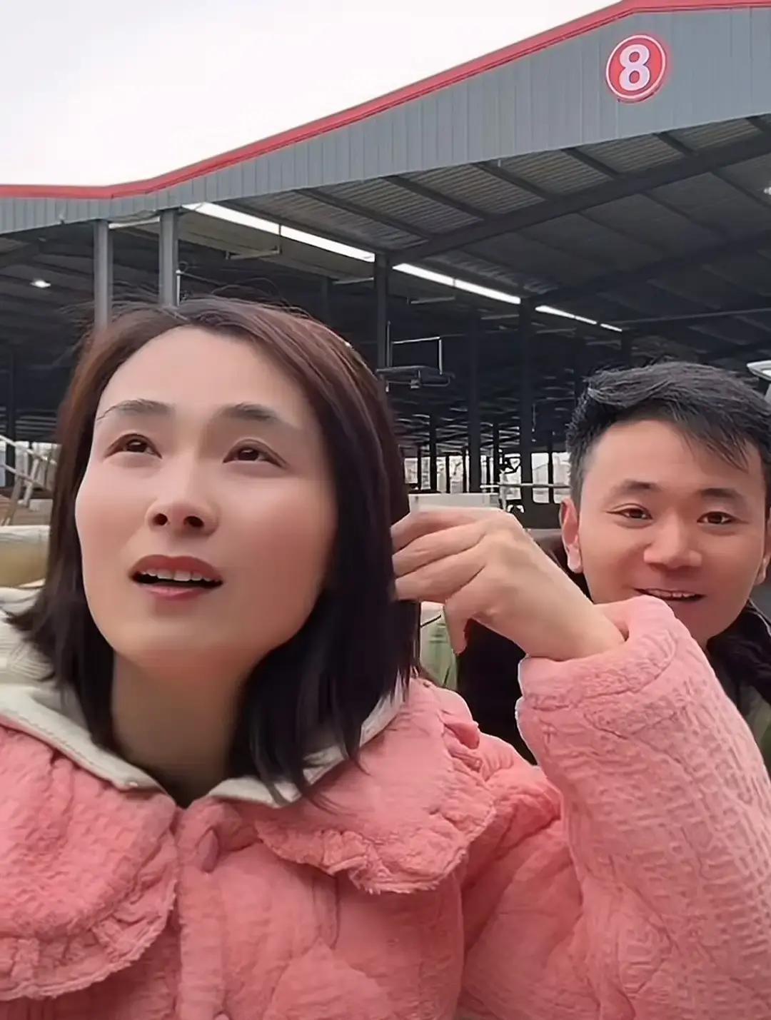 瑾汐的DNA报告还没凉透，厉怀远就冲出来当“骑士”了。
这哪是救场，分明是流量算