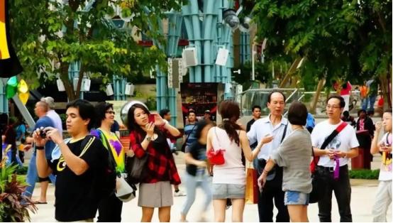 总有人想当然：新加坡七成是华人，那儿的华人肯定向着中国。一位新加坡华人却道出实情