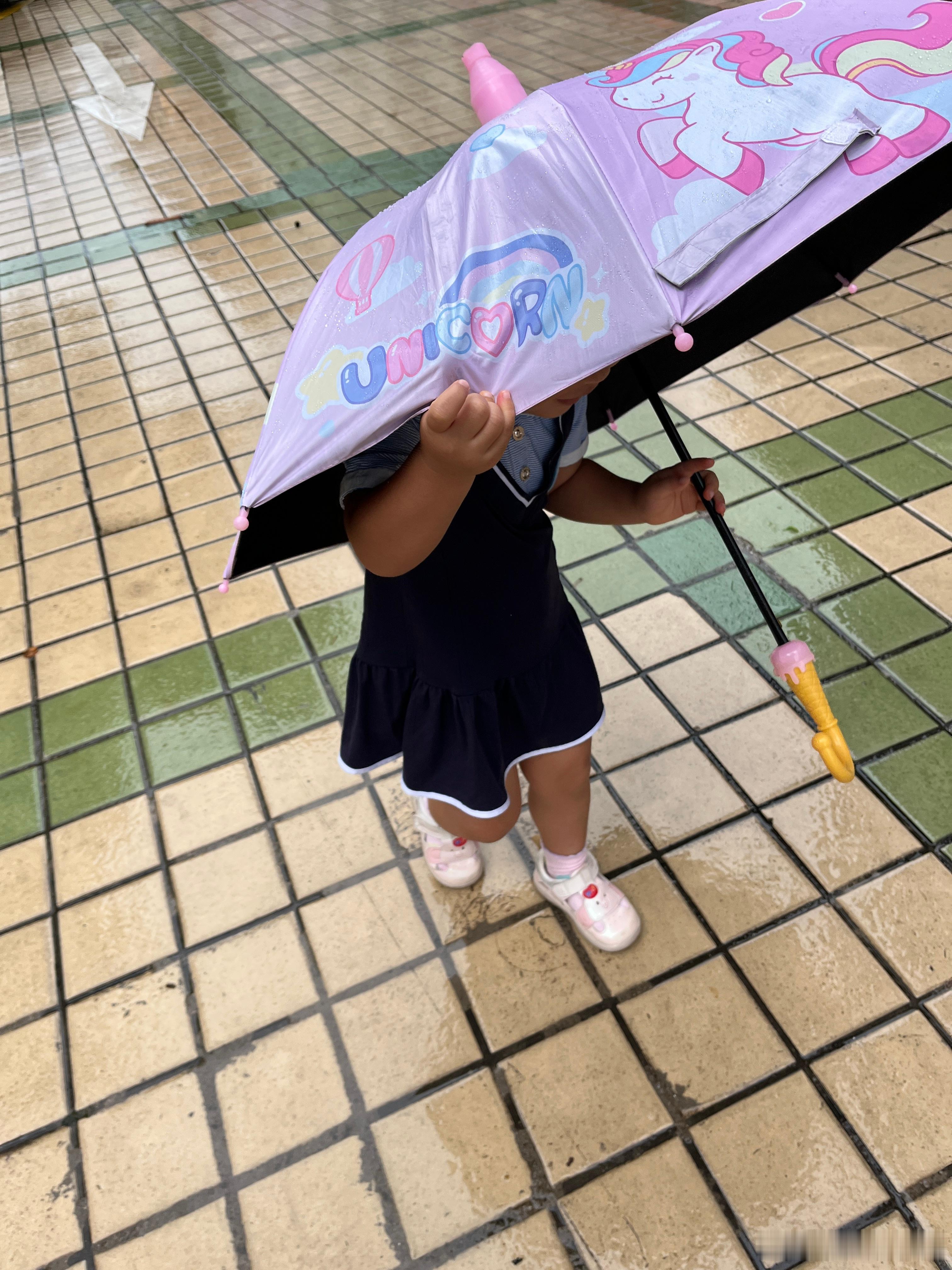 送了，送之前下了一场大雨，老天爷还挺好，可能知道孩子上学，雨就变小。柠宝玩得很开