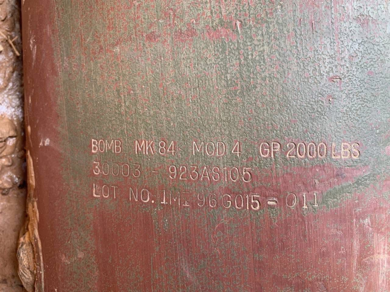 泰柬冲突 在柬埔寨发现的2000磅MK-84 MOD 4航空炸弹，批号为IMI 