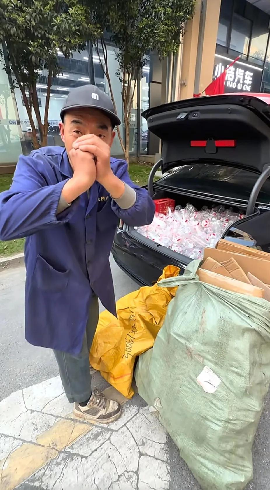 拾荒老人正在路边的垃圾桶里，翻捡空瓶子时，一名年轻女子走过去一把拉住老人，接下来