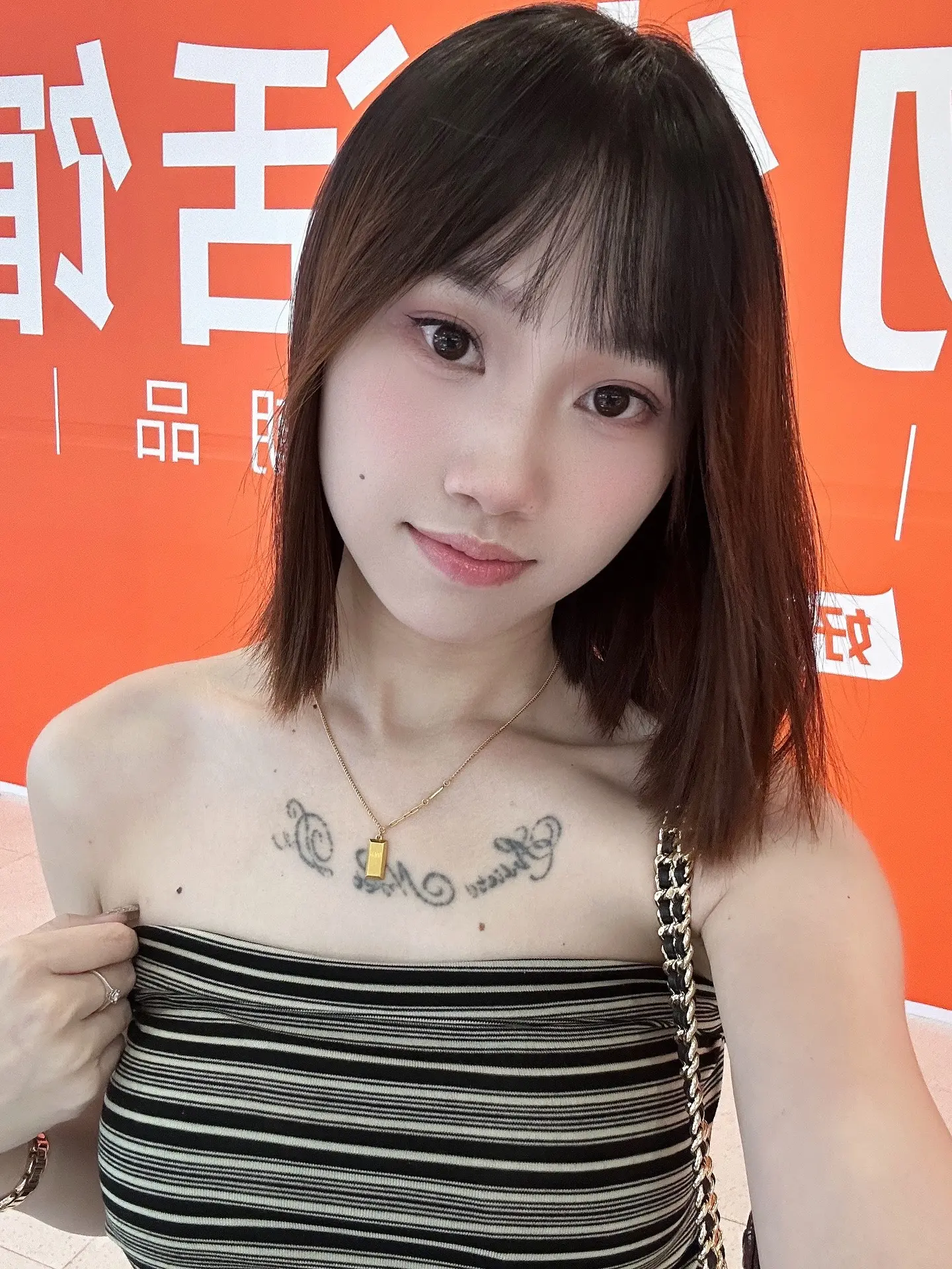 人与人之间 可以走得很近 也可以离得很远 若无法共鸣 沉默即可