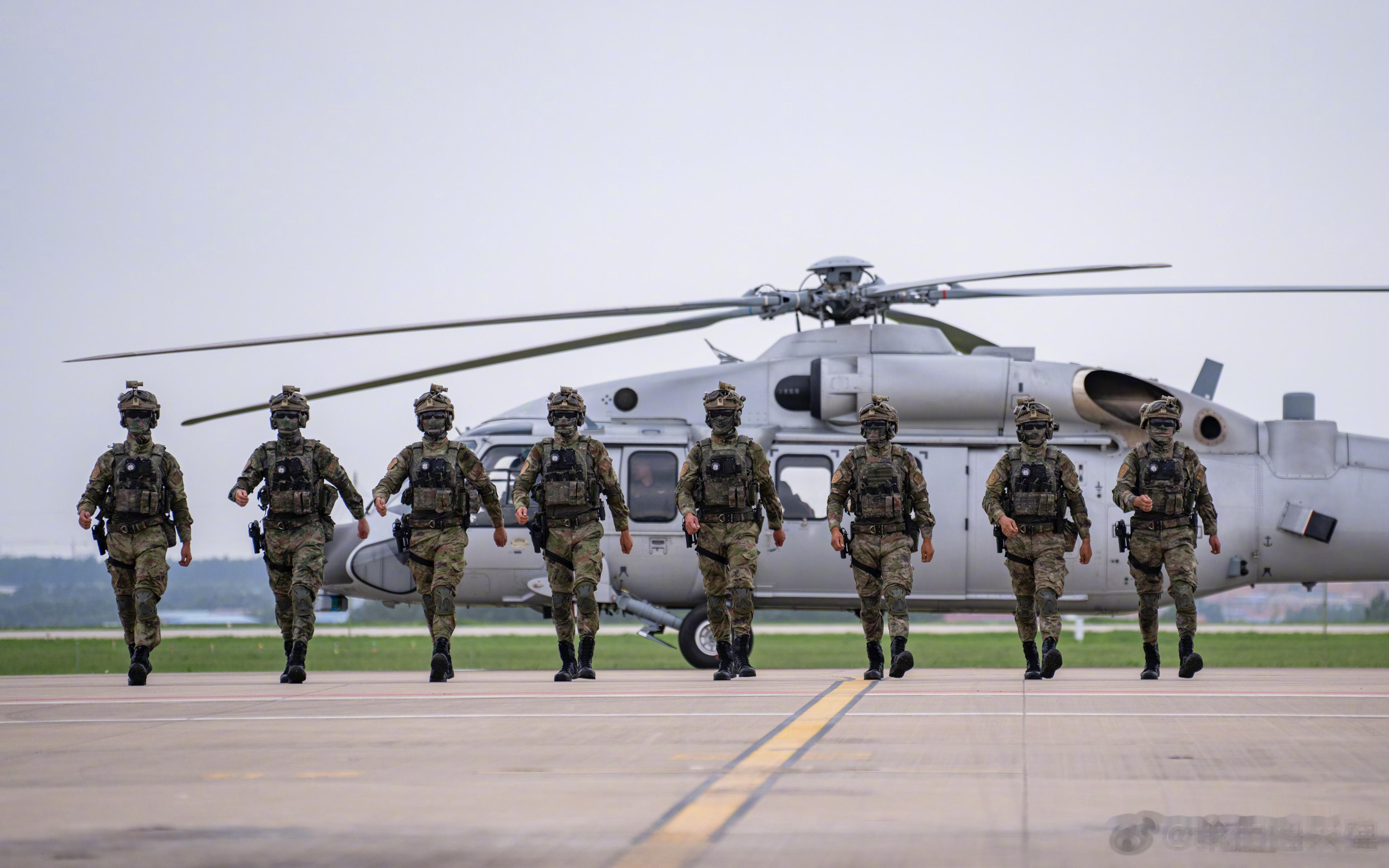2023长春航空展，空降兵空中突击分队这一身装备再配上直-20KA直升机真的是太