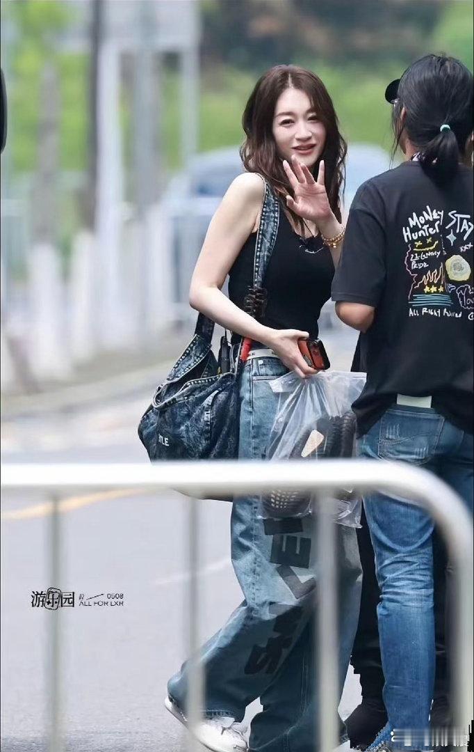 李小冉颜值状态开挂，完美诠释逆生长，简约穿搭气质脱俗，冷白皮格外亮眼。 