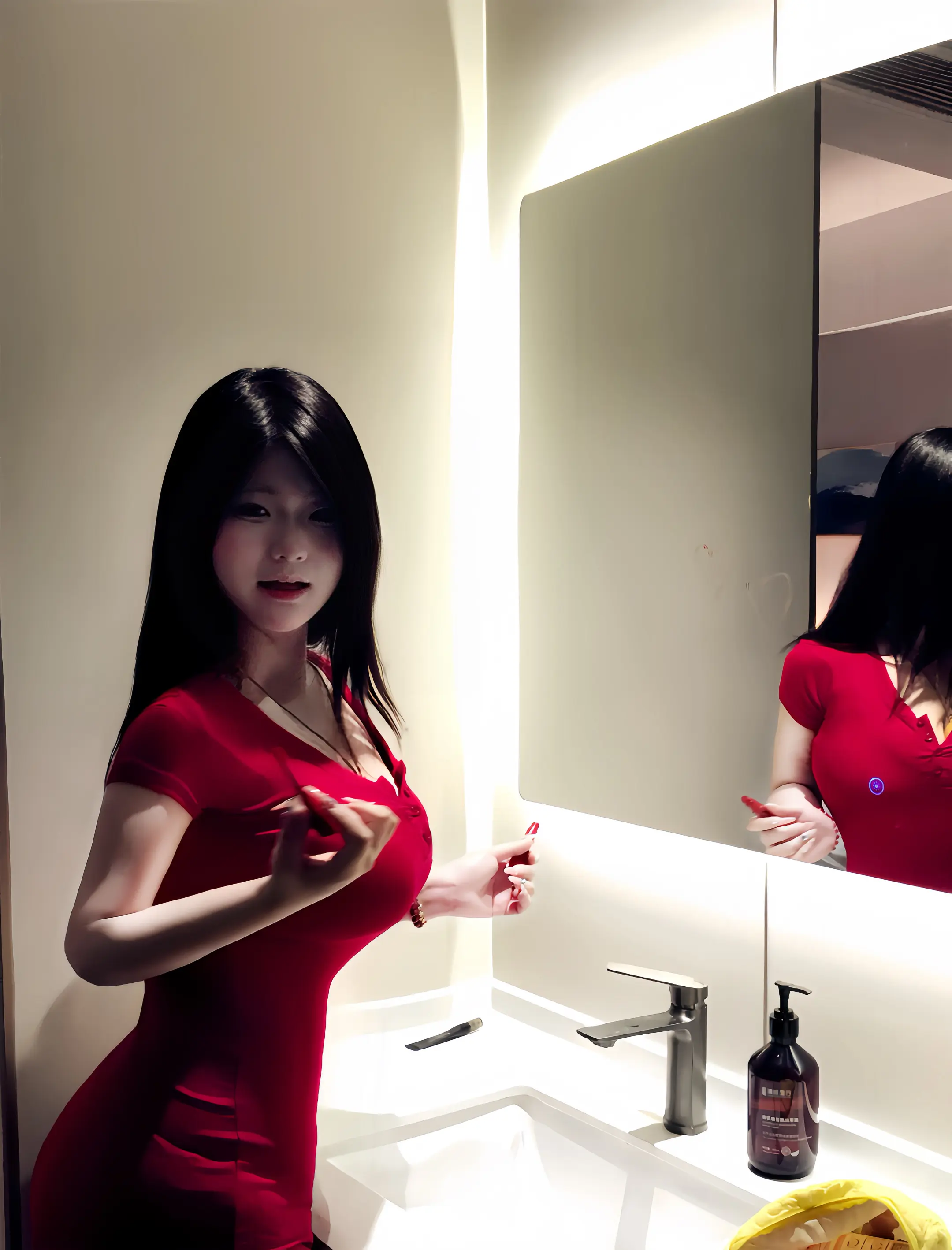 幸福从来不需要大肆宣扬 某天看见她那双眼睛变得更爱笑更明媚了 哪怕什么...
