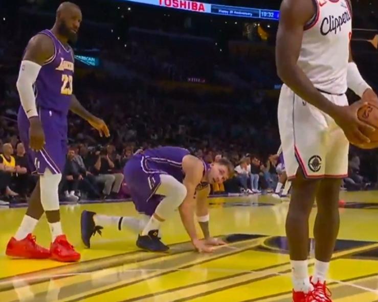 越老越怂？东契奇被邓恩推倒，詹姆斯本想扶东契奇，但看到东契奇怒火中烧默默退出战场