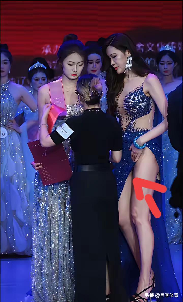 蓝色晚礼服的开叉直接撩到大腿根，尹潇倩死死捂住裙摆的右手，反而像一个硕大的路标，