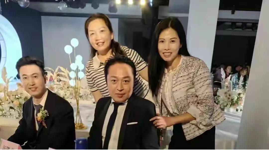 马景涛竟然秃了！马景涛参加朋友婚礼，发际线后移露出大脑门，这也太老了吧？

马景