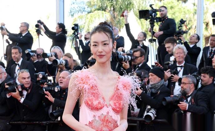 哎哟，刘雯今天戛纳红毯又上热搜啦！
她穿香奈儿，看着是真年轻，是真迷人哈。
我看