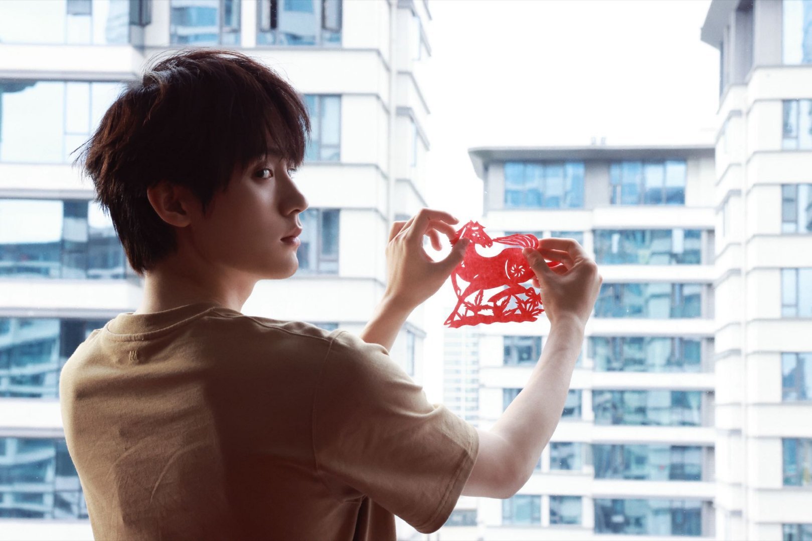 周翊然全身都是马 谁懂啊！之前爱穿纯色的周翊然，这次直接解锁满印小马造型，🐎元