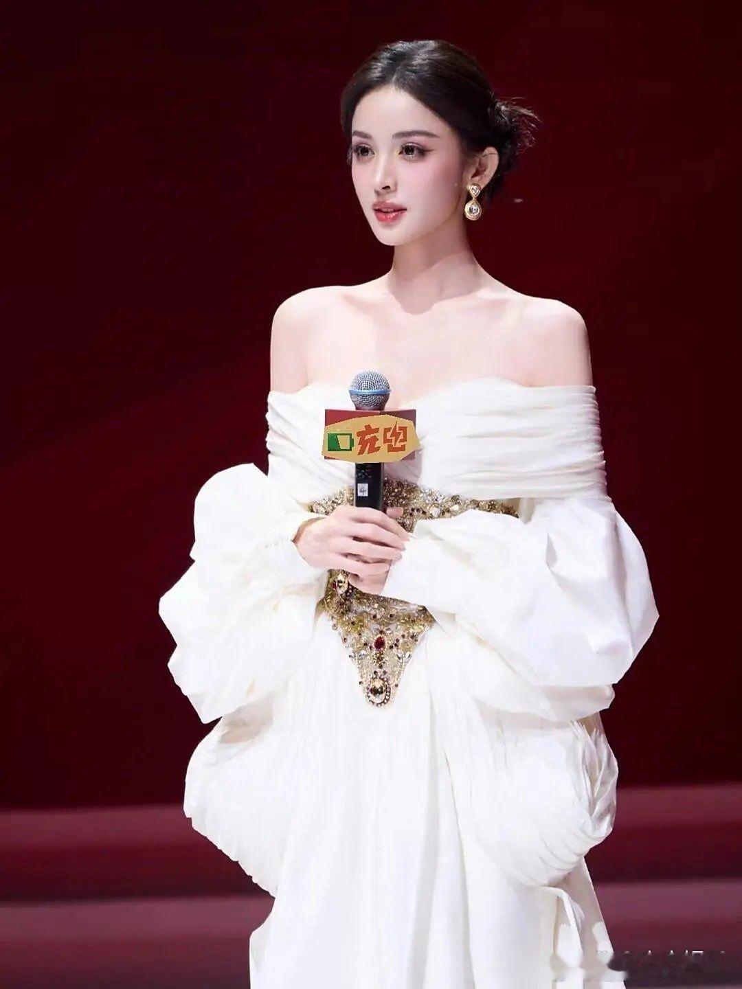 本以为娜扎已经够美了，没想到身边那个女孩儿也丝毫不让步啊 ​​​