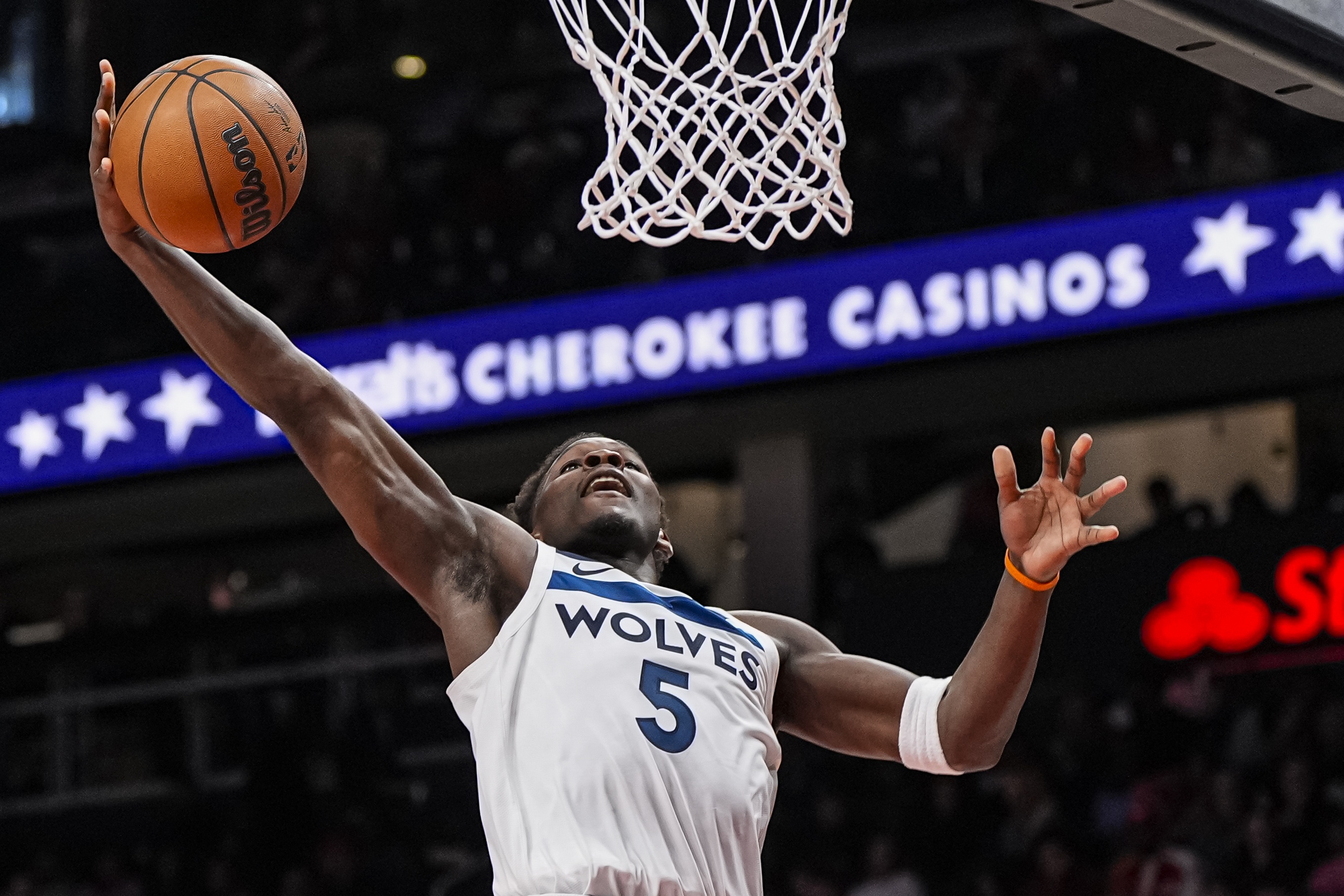 爱德华兹：我第四节就打低位&我练了一夏天 因为我总被各种包夹