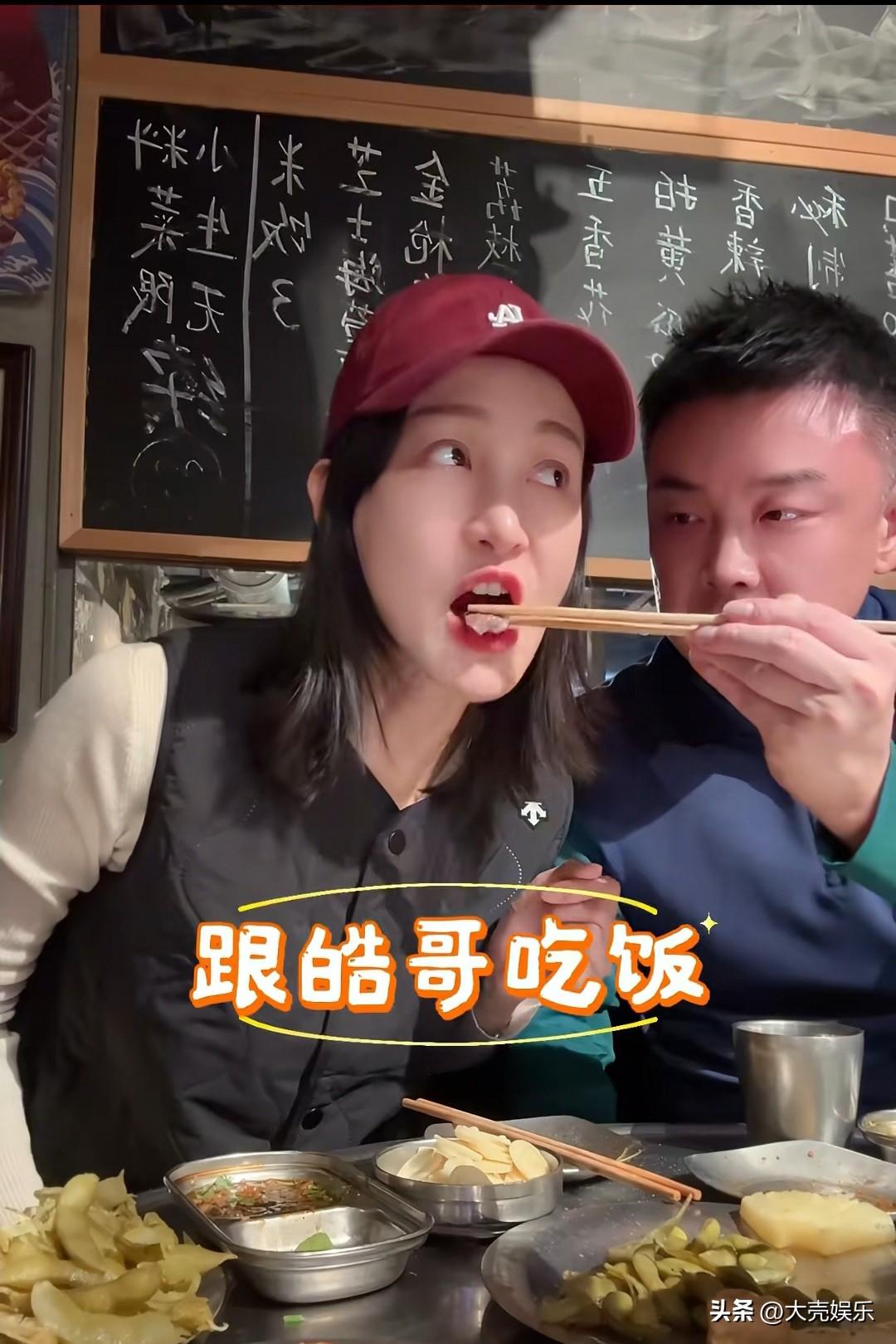 突然刷到王皓喂妻子吃烤肉的视频，场面非常温馨，没想到赛场外的王皓还有如此细腻的一
