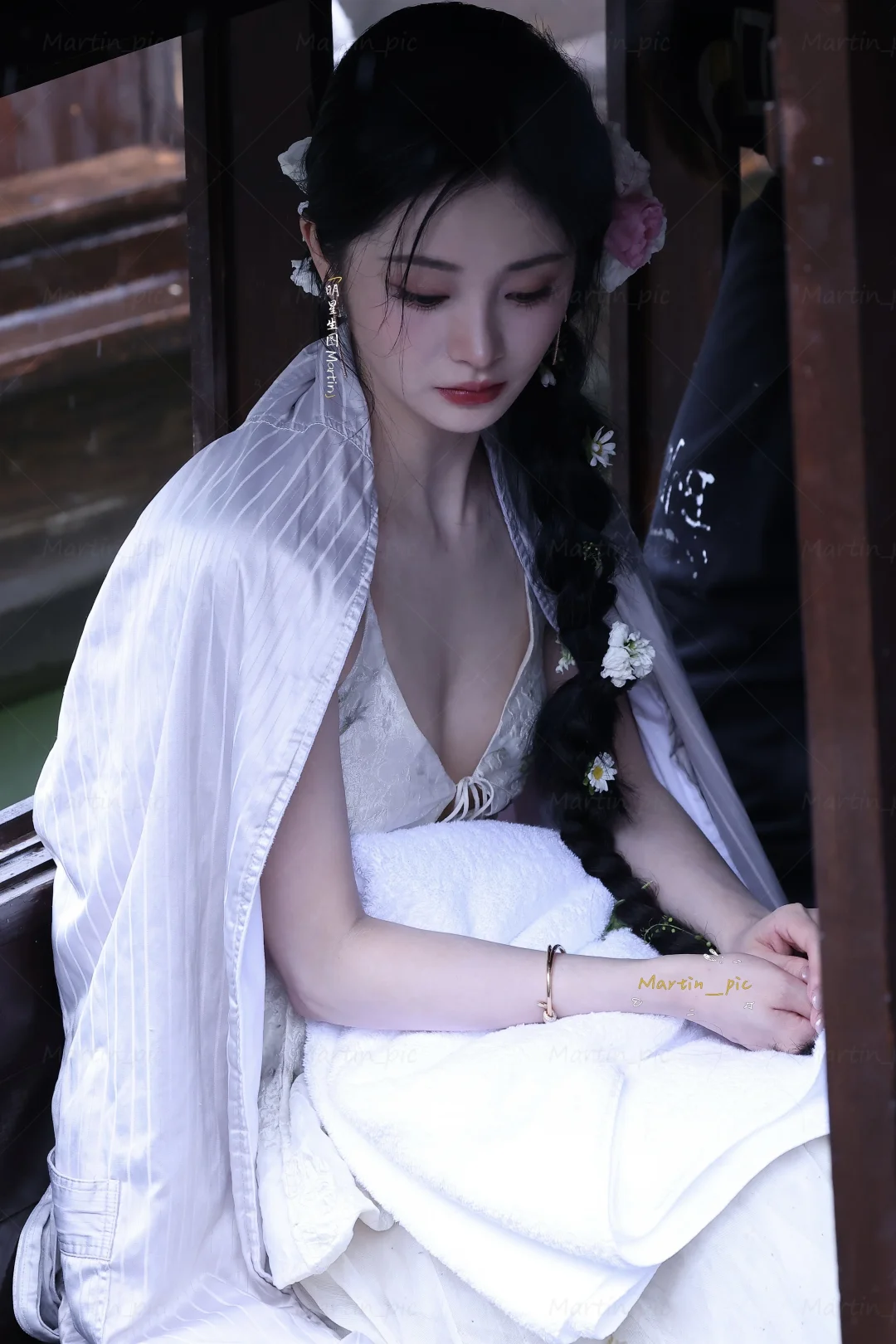 江南烟雨中 周洁琼外拍美成一幅画