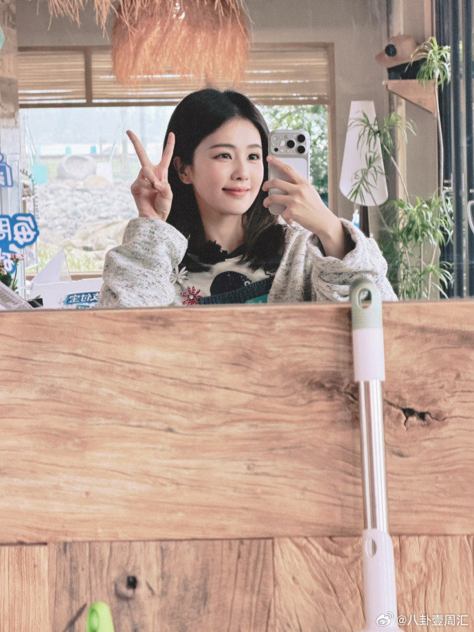 白鹿满格的快乐plog白鹿快乐九宫格｜吃想吃的甜，见可爱的人，记录最美的日常白鹿