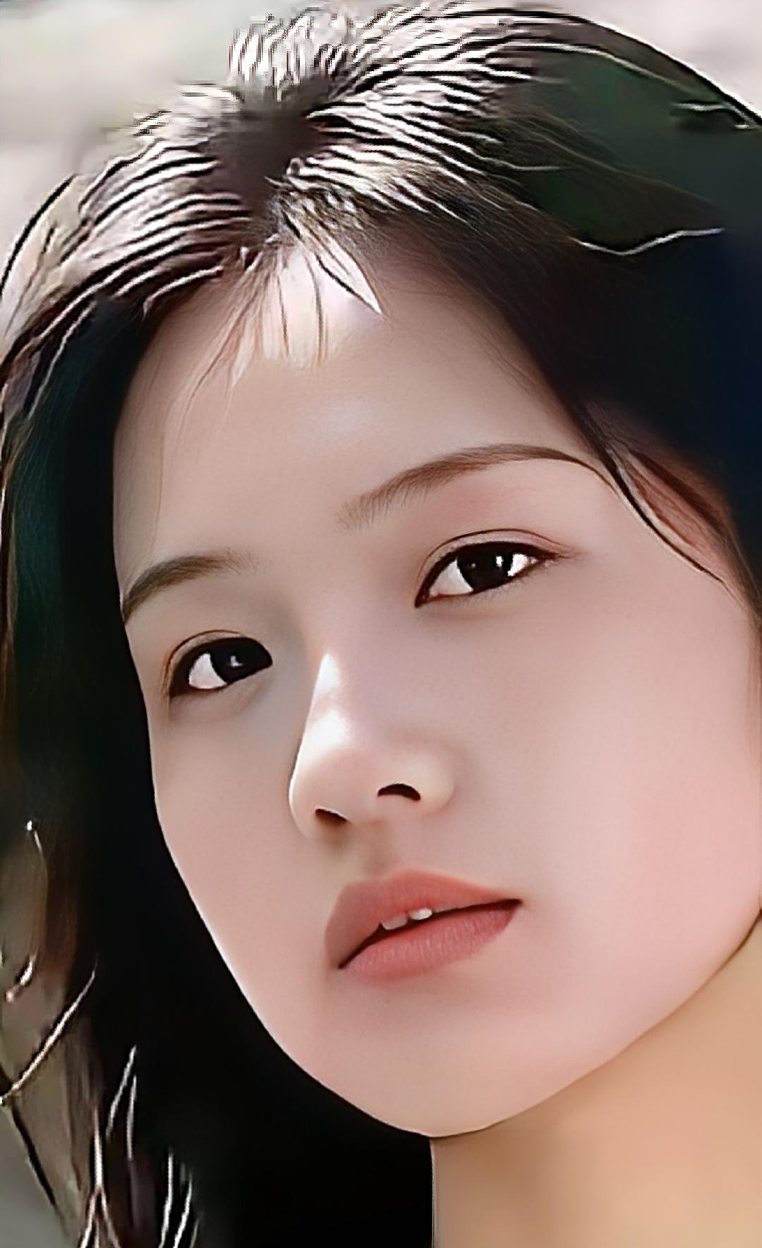 女子生得眉清目秀，眉目舒展柔和，没有咄咄逼人的艳丽，自有一番动人风韵。花容月貌与