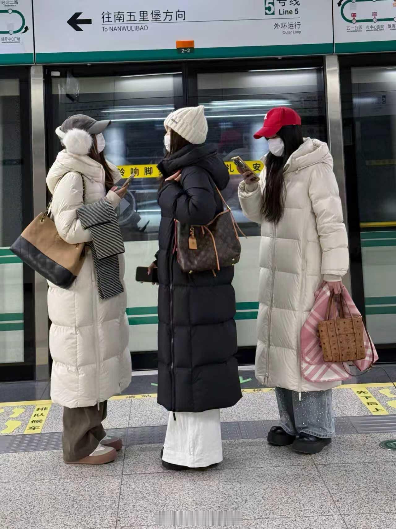 地铁上看到的！真的美爆了…|||刚进地铁就被几个小姐姐的羽绒服吸引住了，羽绒服显