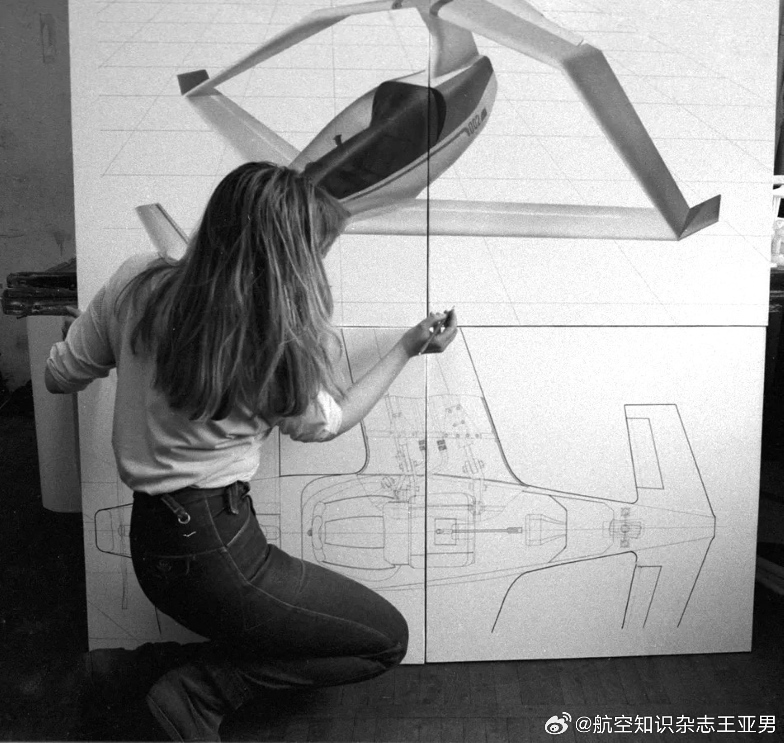 1987年，莫斯科高等工业艺术学校一名学生正在描绘一个超轻型单座飞机方案。让飞机