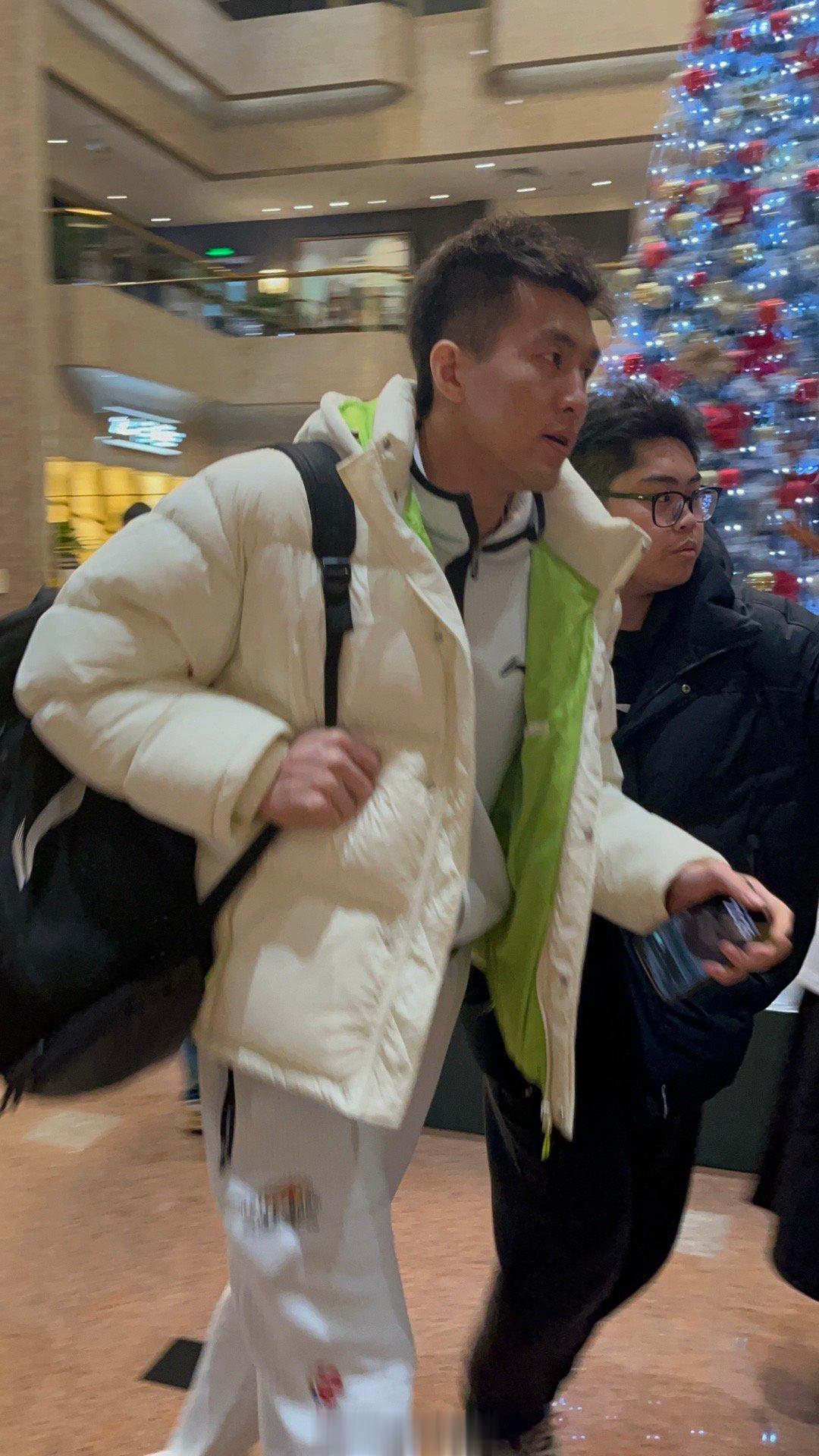 这坚毅的小眼神，看来离付出越来越近啦[心][心][心]#郭艾伦[超话]##辽宁男