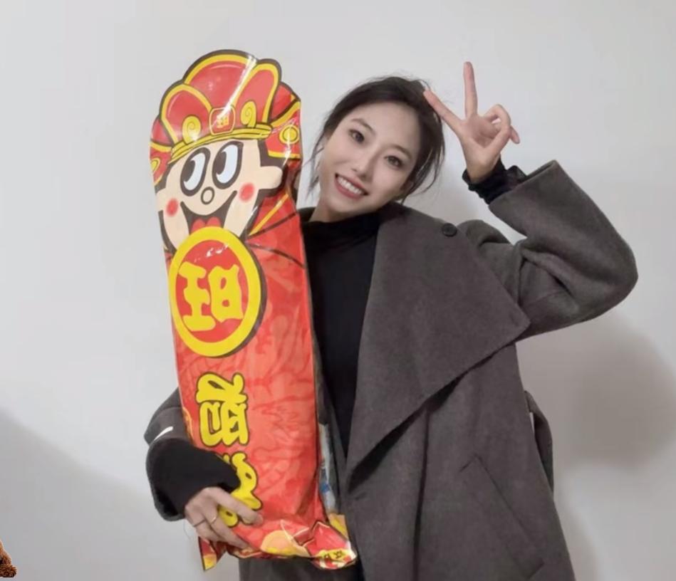 甘肃美女秦思雨去世！年仅27岁，原因曝光太遗憾，疑似与常年饲养宠物狗有关系。
确
