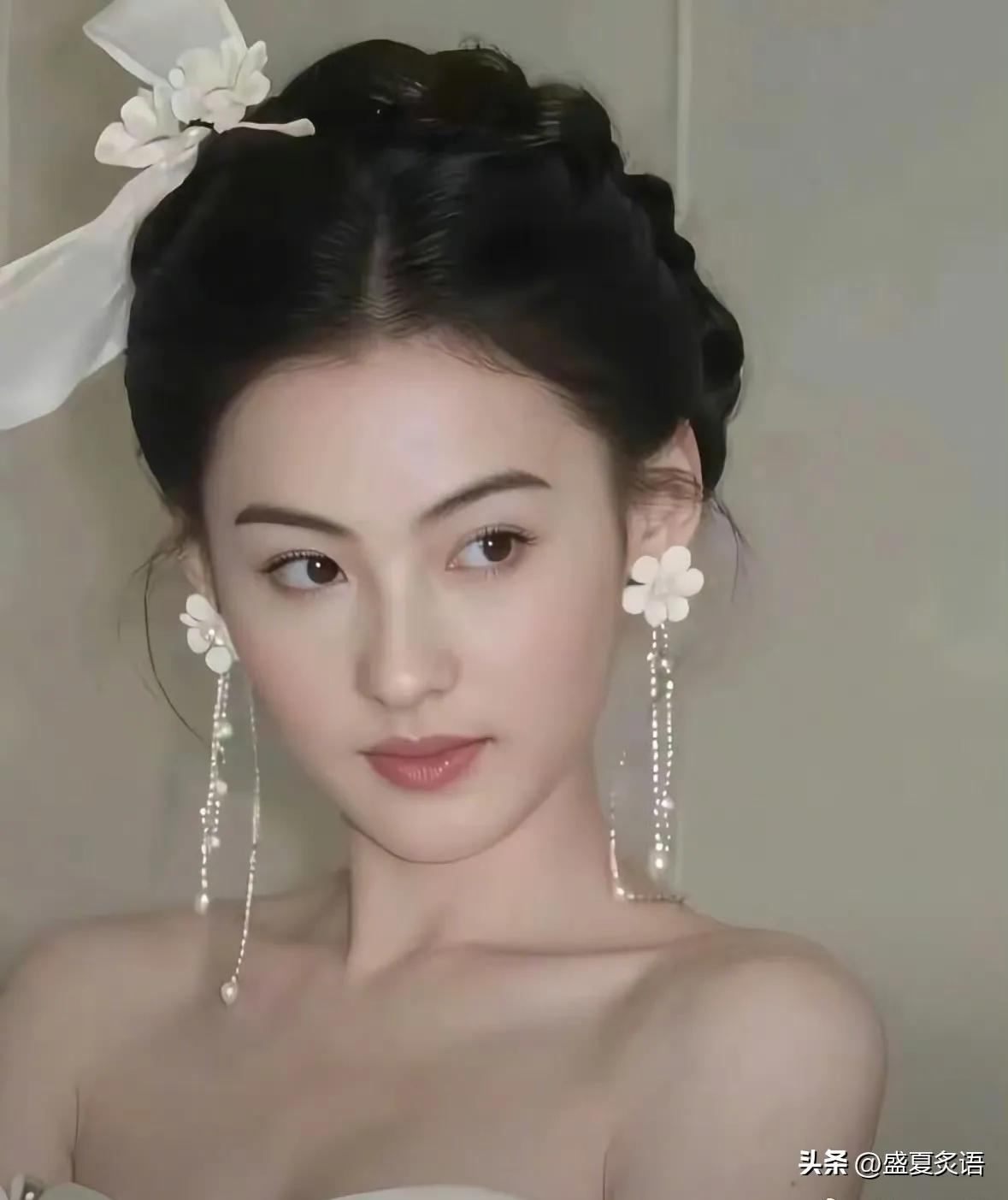 张柏芝还是那么年轻漂亮，须然四十多岁了，看着也就像二十多岁的小姑娘。
张柏芝越来