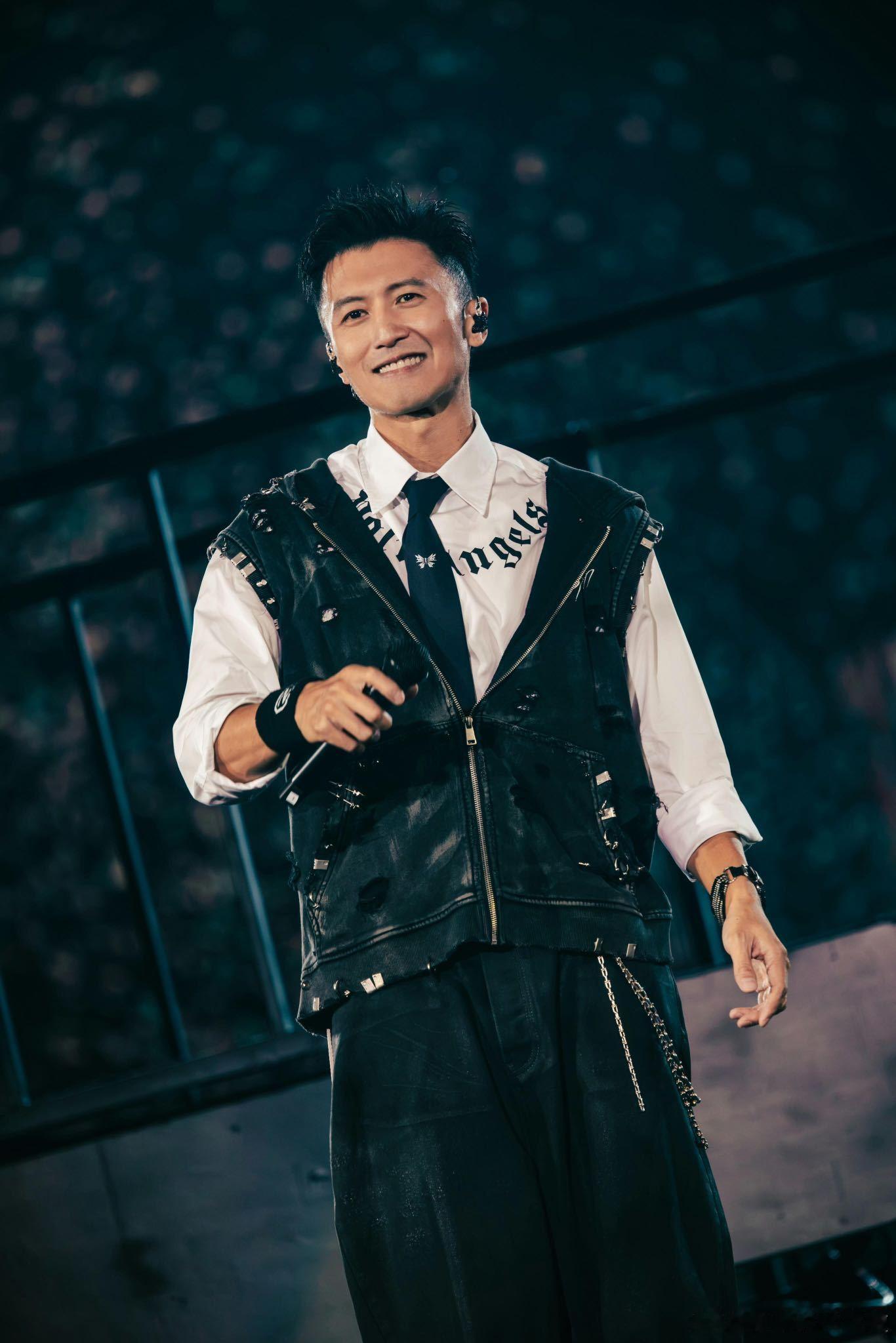 谢霆锋一场演唱会下来手指通红 舞台大佬谢霆锋的可爱瞬间！专注演出的同时不停打拍子