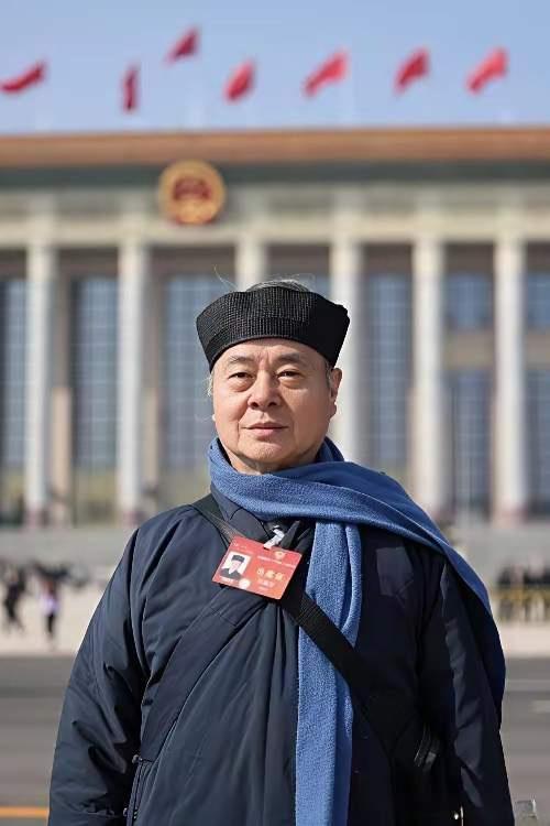 张高澄道长的母亲110岁，张高澄道长非常孝顺，闲暇时间他经常陪母亲唱歌、聊天。张