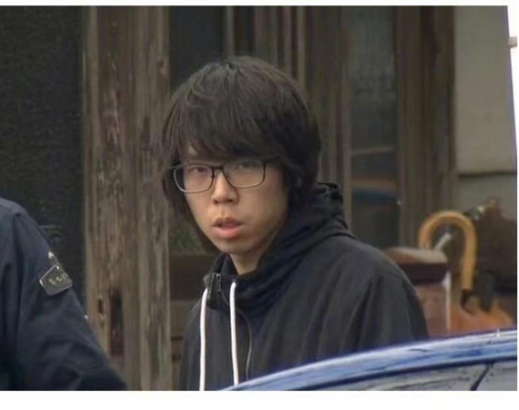日本一男子上学路上掐死11岁继子，只因在老婆家不受待见，被当做怪人。这名叫山本的