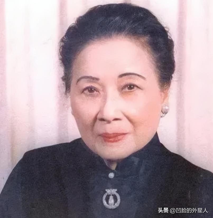 1996年，李登辉上台后撤掉蒋氏父子的陵墓守卫，并且让人大肆破坏蒋介石的雕像，宋