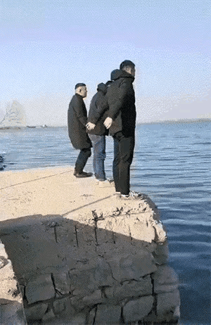 中计了，穿那么厚跳下水，帅哥，其他的两个人只是说说而已，而你是唯一当真的那一个。