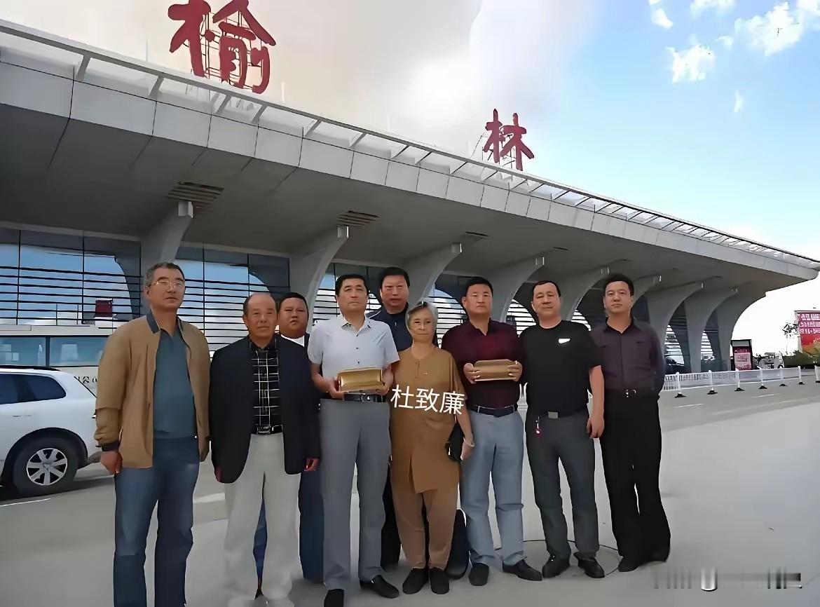 2015年，杜聿明女儿杜致廉护送父母骨灰回到家乡，在榆林站和家族亲人合影，杜聿明