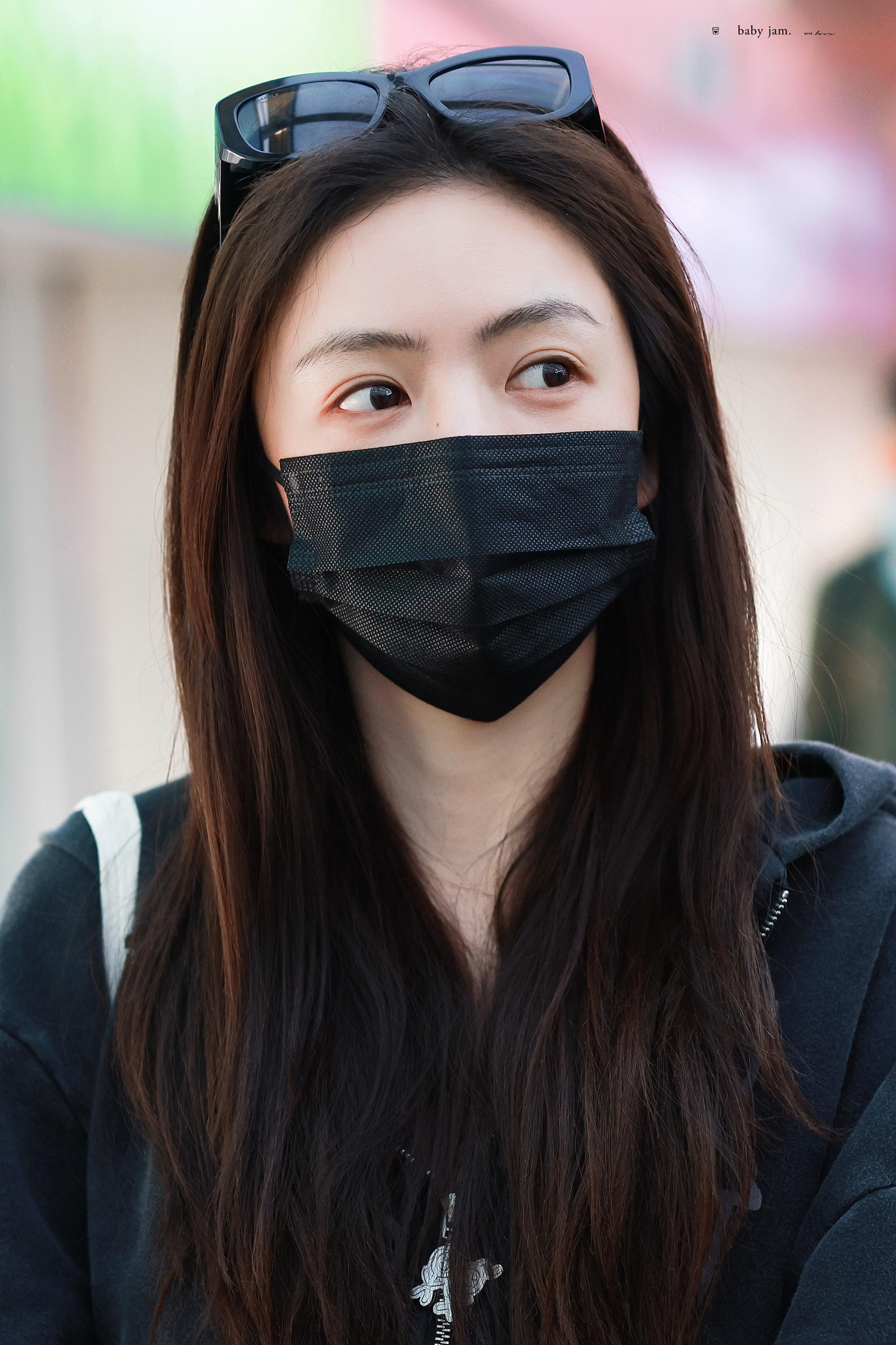 蔡文静这才是你的舒适区姐的舒适区就是又美又飒！追歹徒被撞翻，瞬间弹起继续冲；黑裙