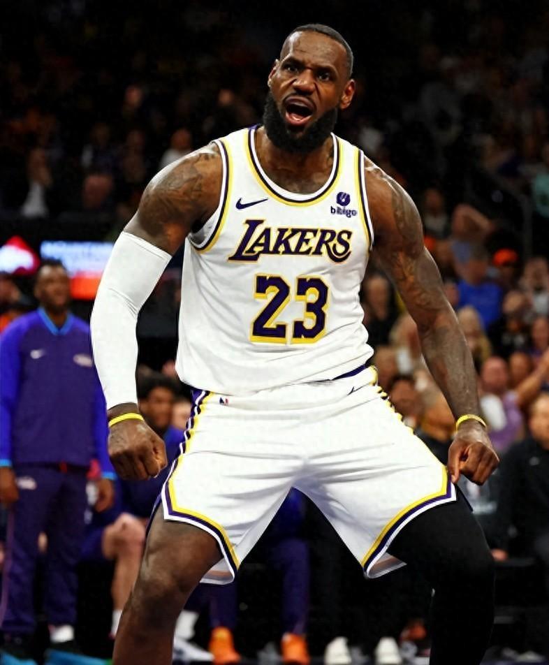 老詹打了二十多年球，流量大是非也多。文章里摆出五个老生常谈的黑点：关键时刻传球被