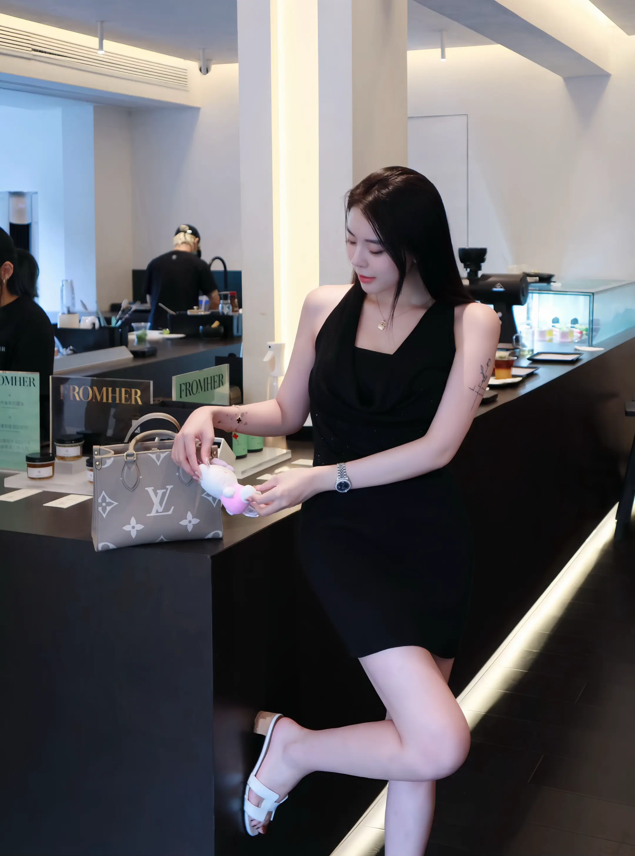 独来独往的女人没有一个是孬种 但绝对是个犟种