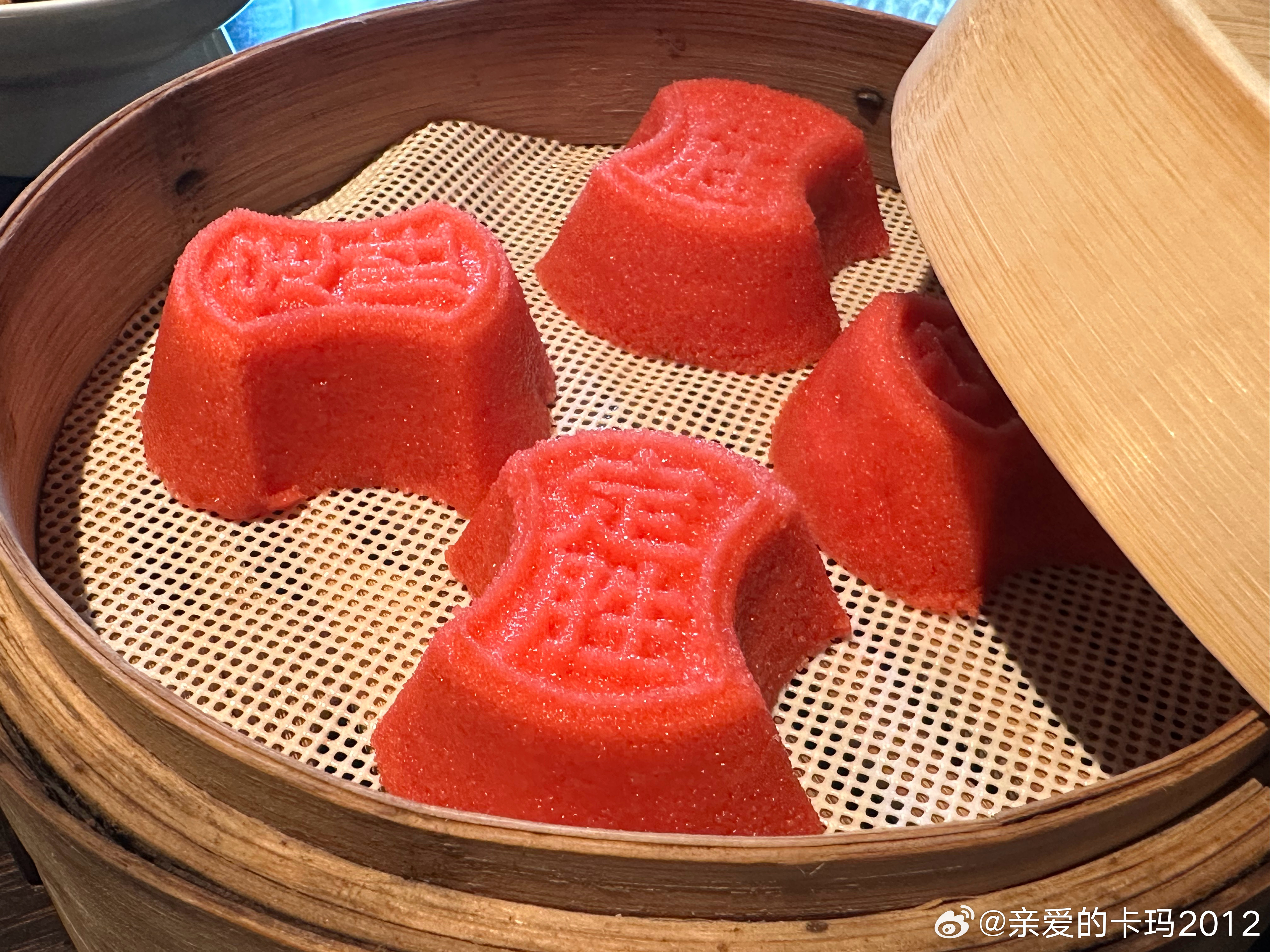 庐照江南。还行吧。服务员小姐姐身上有香味。1，糟香风爪。 2，清甜酸玉女瓜。 3