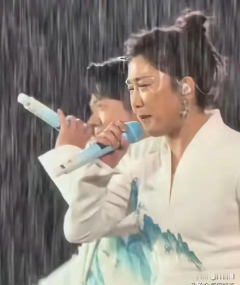 凤凰传奇雨中飙高音！厦门巡回演唱会玲花和曾毅真是风雨无阻了！
两人在演唱山河图时