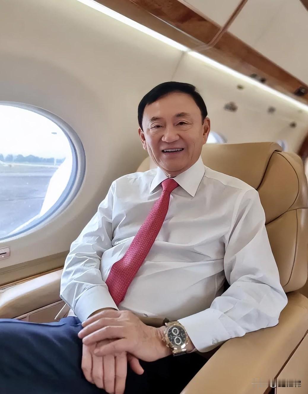 都以为泰国前总理他信又跑路了，可没想到他真的回来了，不知道有没有给阿努瓦一个惊喜