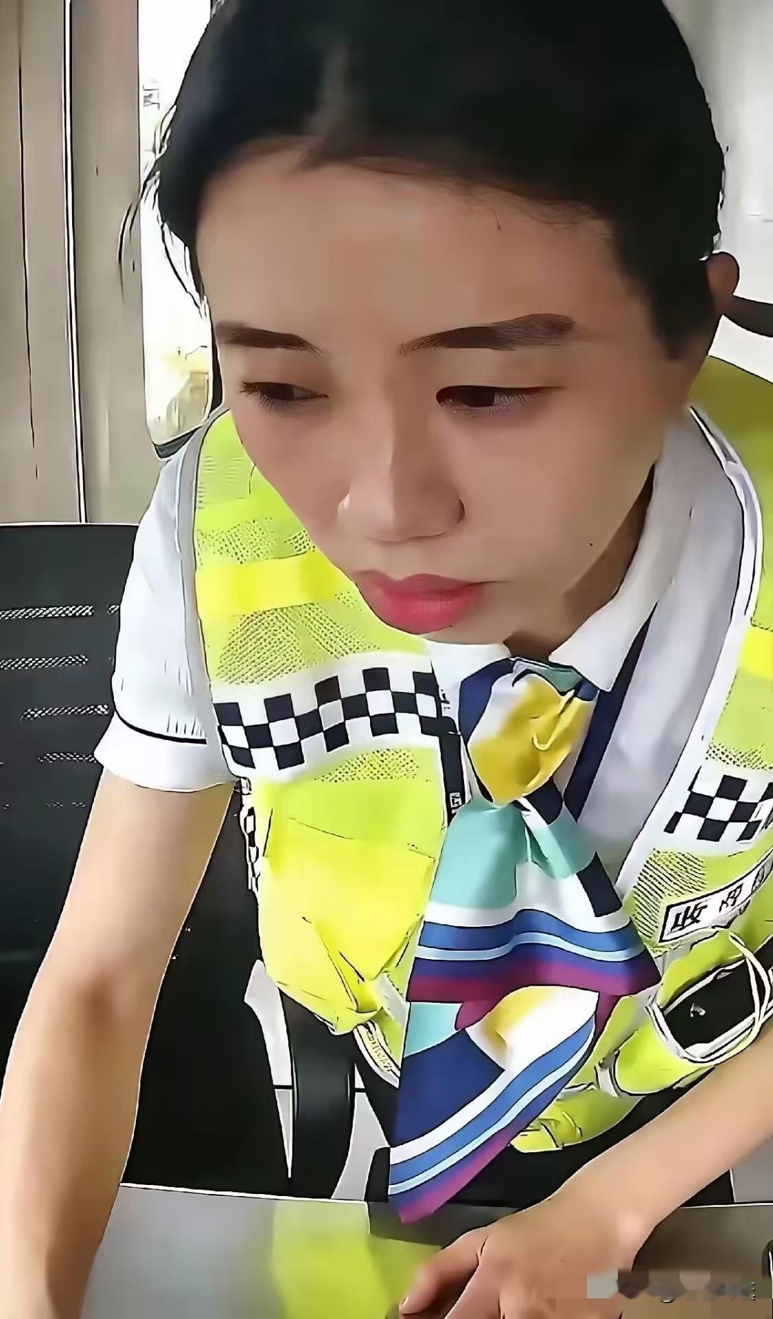 “这个女的火了！”浙江，男子开货车下高速，需要交1396元通行费才能走，没想到，