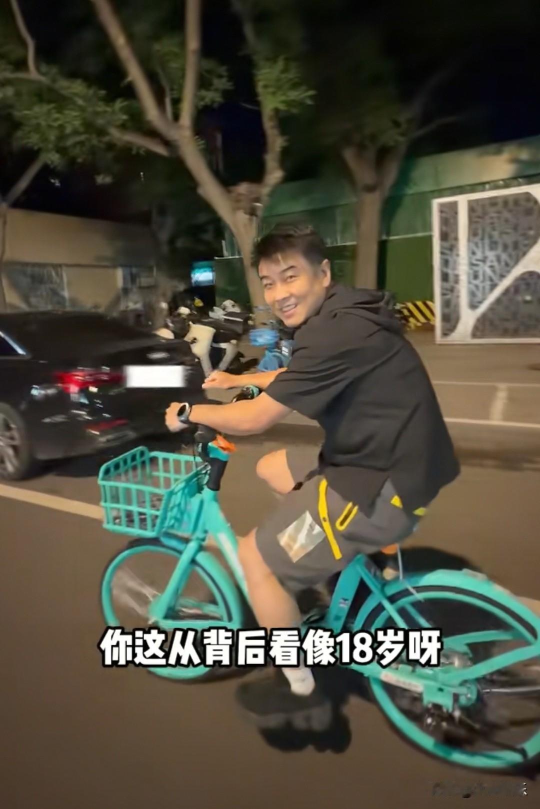 这也太危险了吧！6月19日，奥运冠军王皓和妻子闫博雅骑自行车去吃饭，没想到他们在