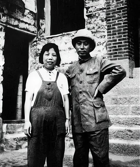 在抗战的烽火岁月里，有一张周恩来与邓颖超于1940年留下的珍贵合影，承载着那段不