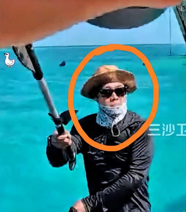 仁爱礁对峙中，菲方一名身材壮硕的男子引发关注。他在7月20日的冲突中带头挥动器具