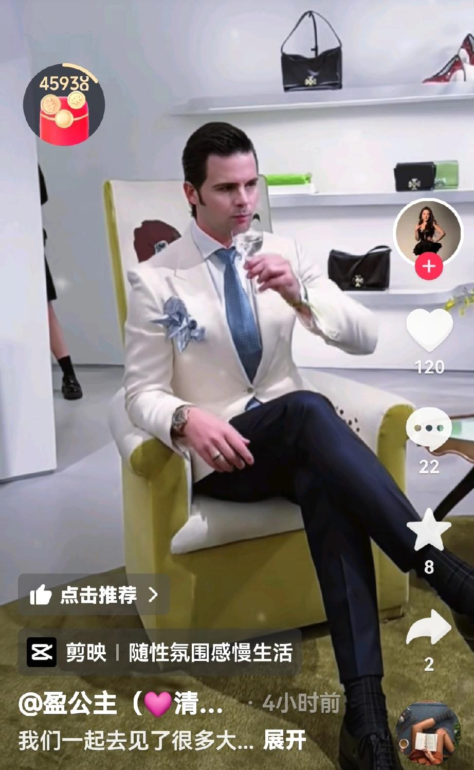 阿迪捯饬一下还是很帅的，有那种皇家贵族气质，盈公主的打扮就像王子和王后。这种cp