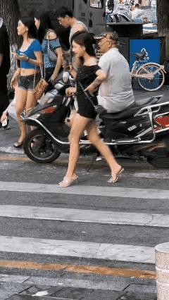 这环卫大叔故意的吧[捂脸]