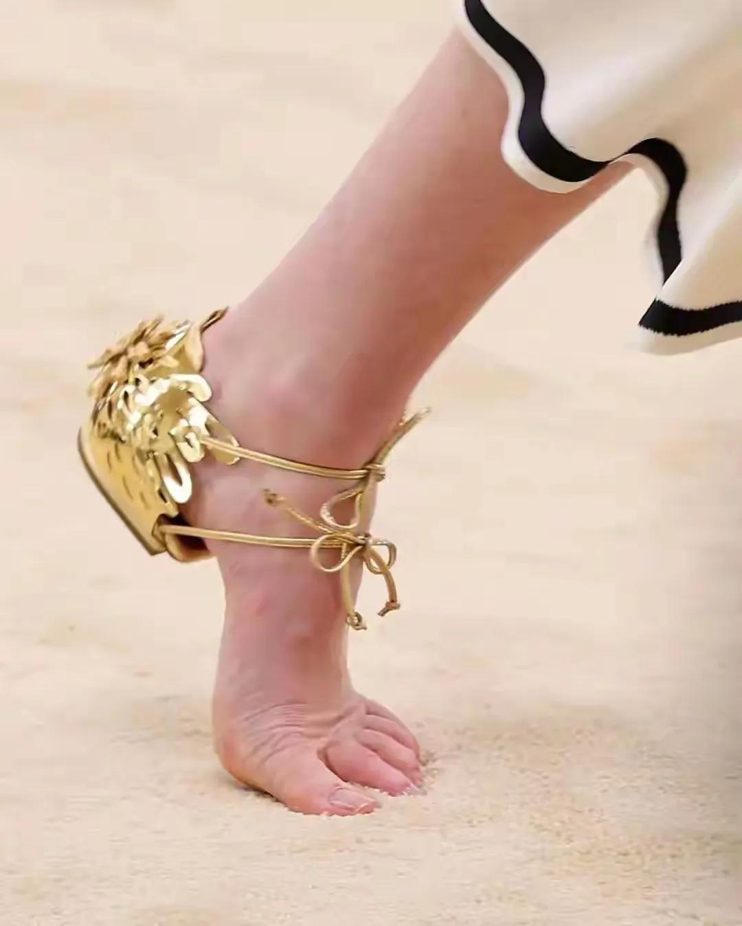香奈儿凉鞋，确实不坑穷人，两条绳子套个鞋后跟，不知道走路方不方便，这样穿鞋，还不
