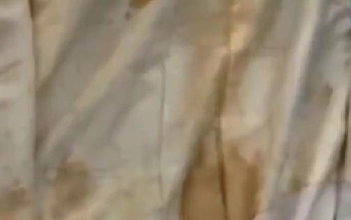有视频播出南京截查到一批带有污渍的日本和服。
这批和服是被人使用过的旧的东西，带