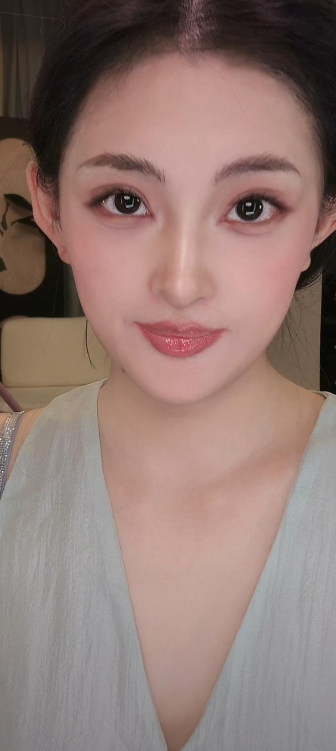 这姑娘妆化得真精致！