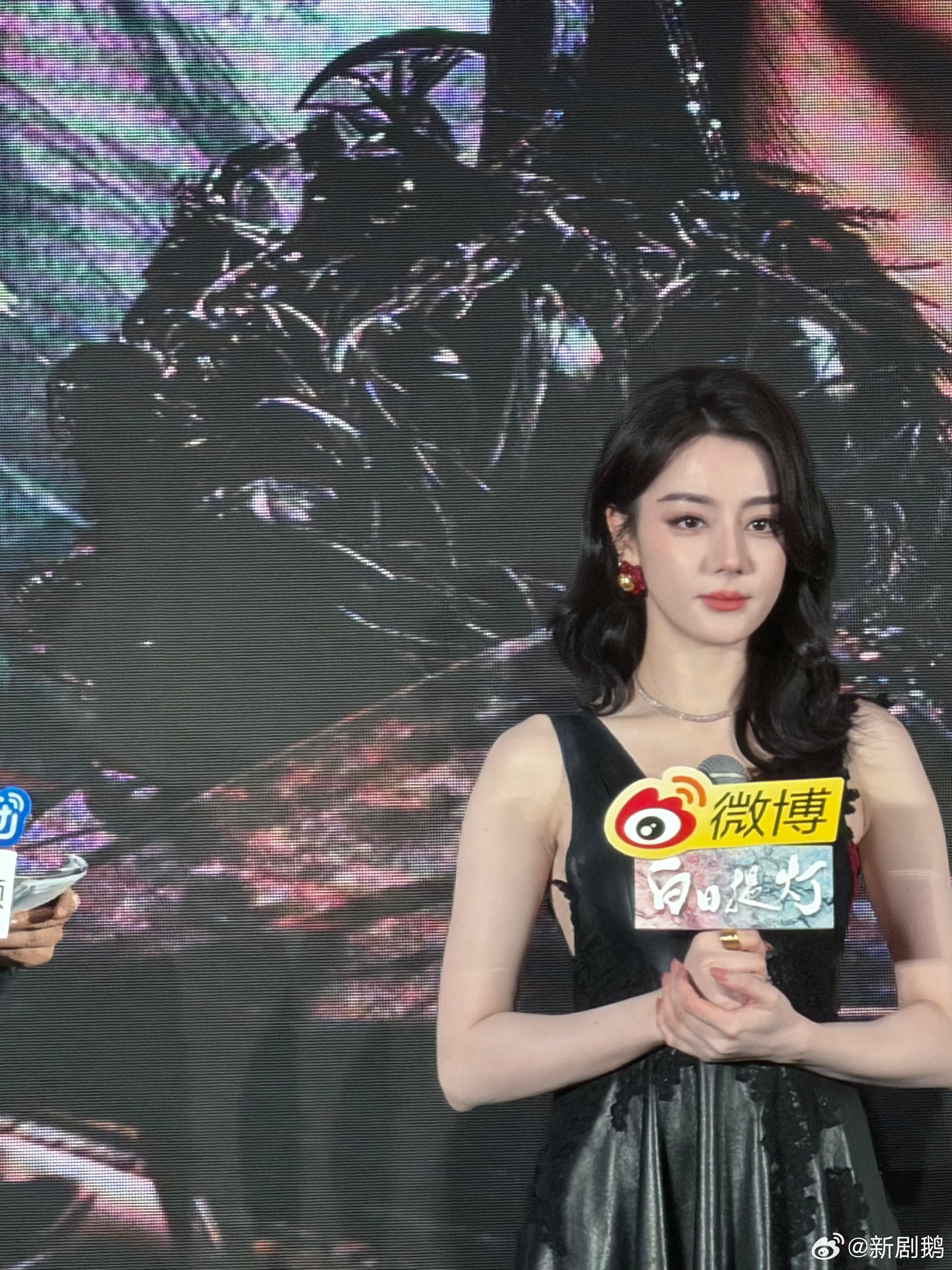 白日提灯官微回应没话题 谁看了不说一句官微太会玩😆，把段胥的深情演到了官微里，