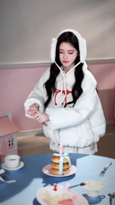 鞠婧祎羽绒服下藏着少女心 鞠婧祎这支脑洞短片太有冬日童话感了，吃着蛋糕意外穿越进