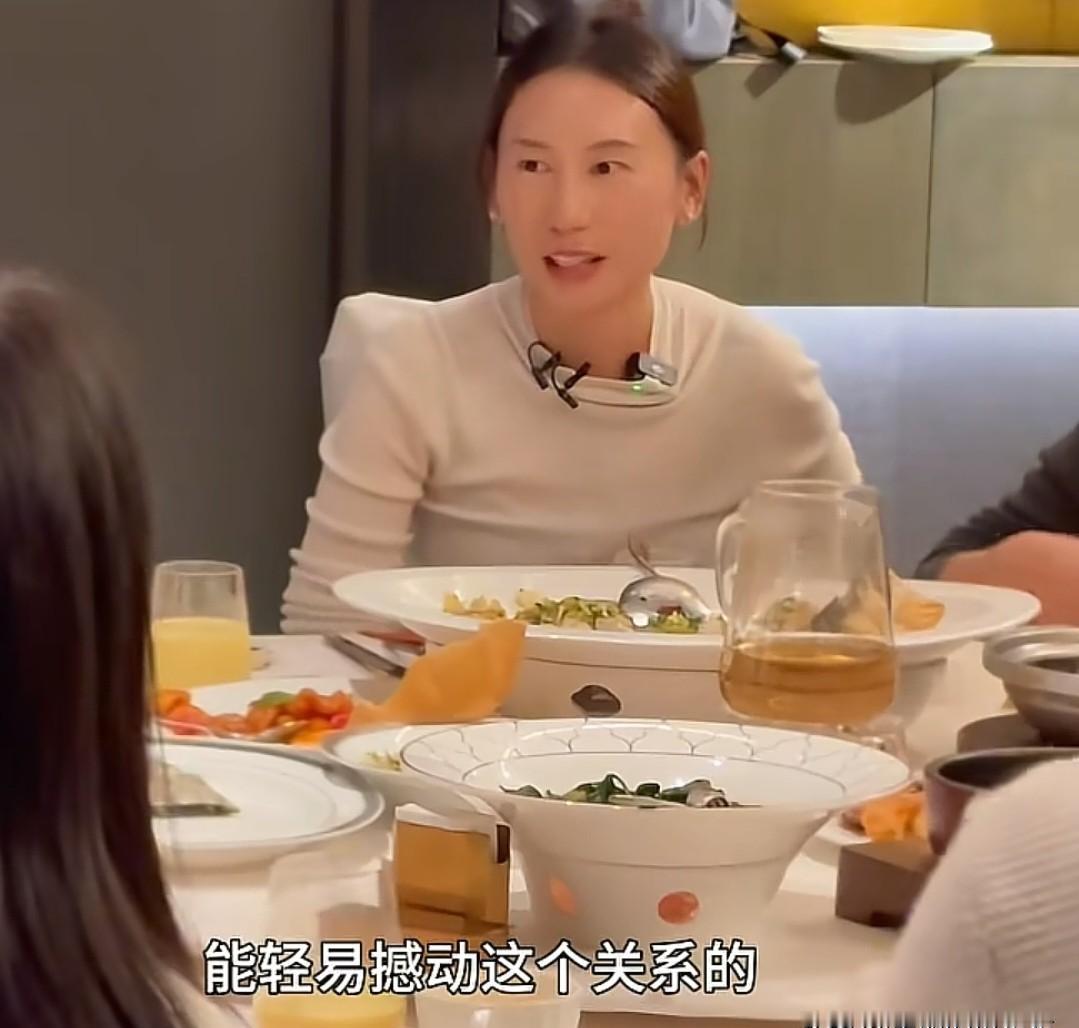 亚慧一句话，让所有关于“不和”的传闻，瞬间成了笑话。
晚宴上，她站出来澄清，语气