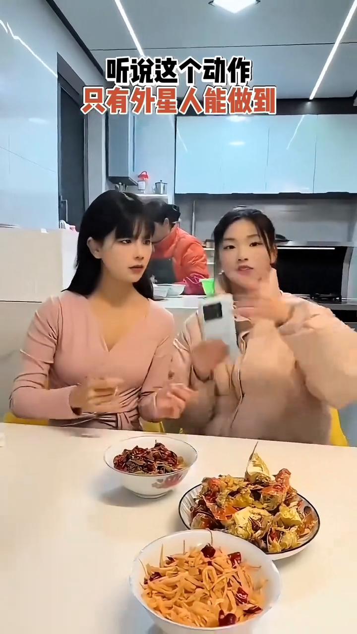 听说这个动作只有外星人能做到。
据说这个手势一般人都做不到，如果你能做到，我就把
